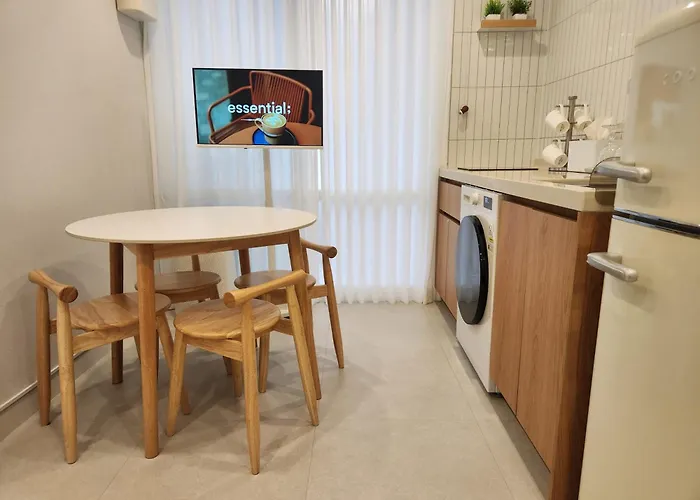 5-Minute Walk From Hongdae Station, Hotel-Style Bedding, 2 Rooms, Washer Dryer
