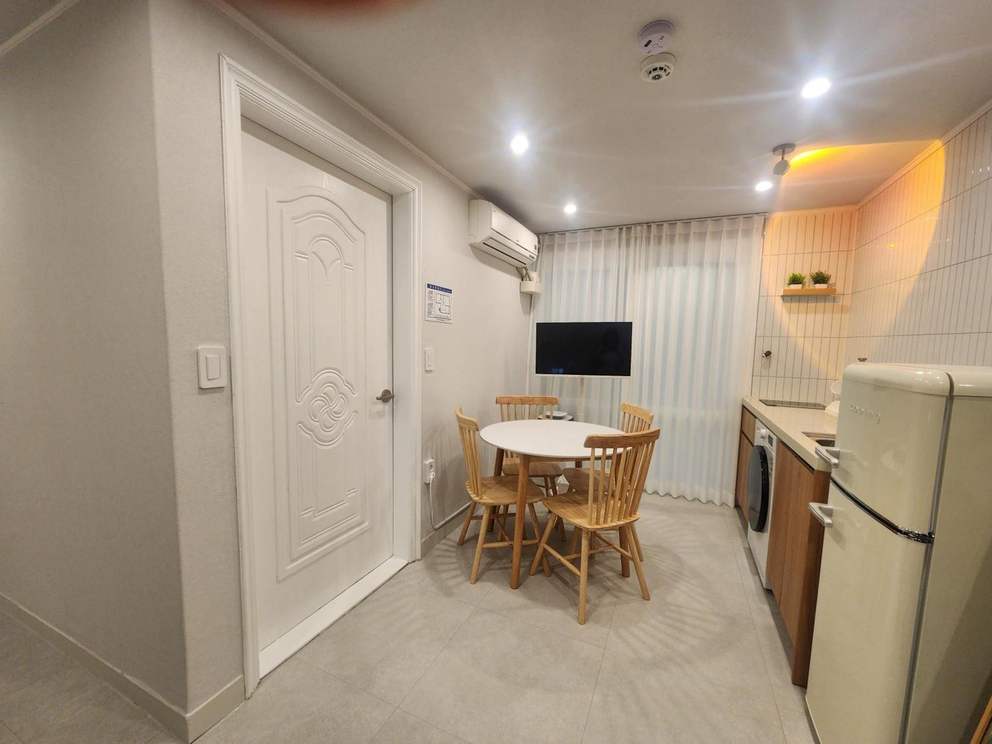 5-minute Walk From Hongdae Station, Hotel-style Bedding, 2 Rooms, Washer Dryer 서울특별시