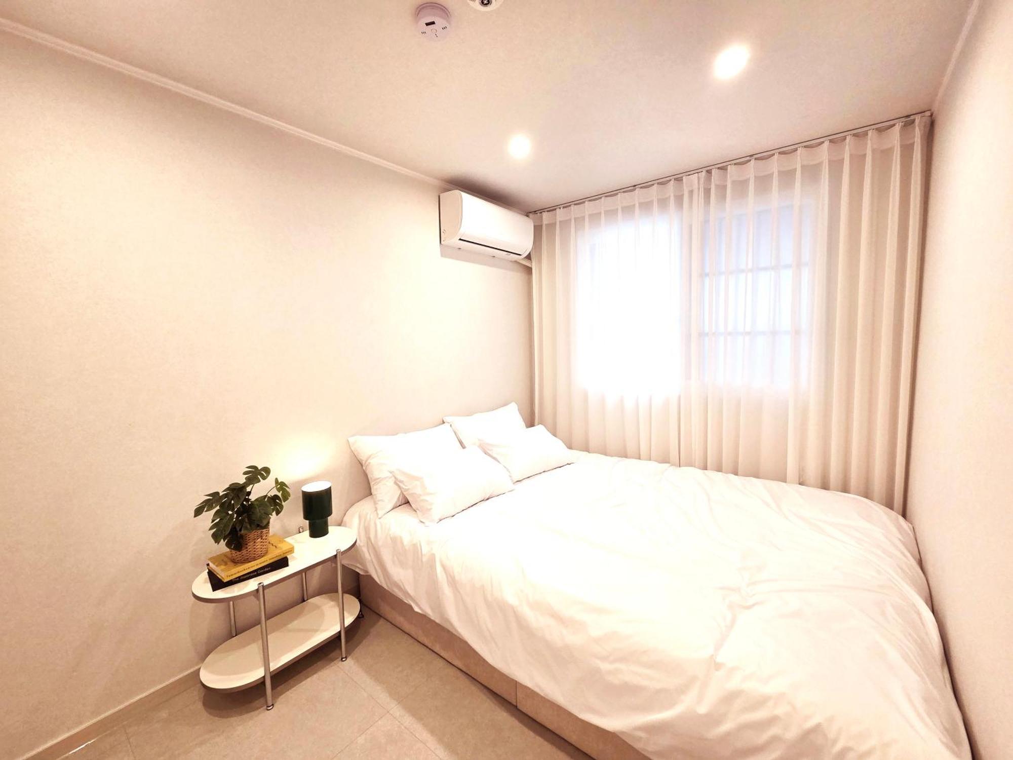 5-minute Walk From Hongdae Station, Hotel-style Bedding, 2 Rooms, Washer Dryer * 서울특별시