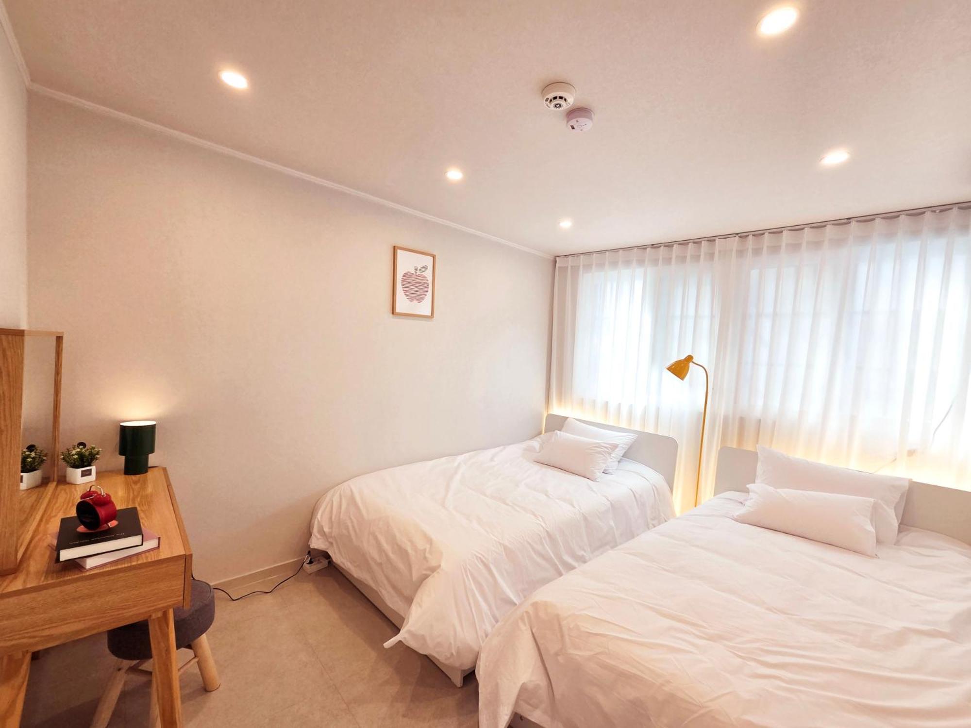 5-minute Walk From Hongdae Station, Hotel-style Bedding, 2 Rooms, Washer Dryer