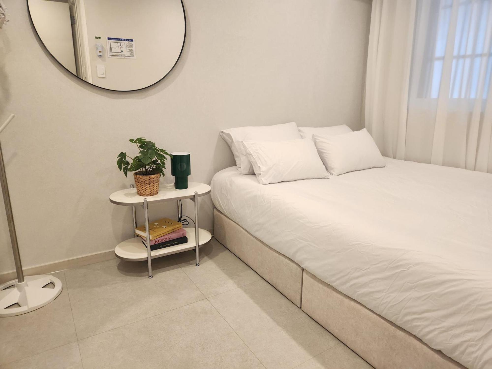5-minute Walk From Hongdae Station, Hotel-style Bedding, 2 Rooms, Washer Dryer 아파트