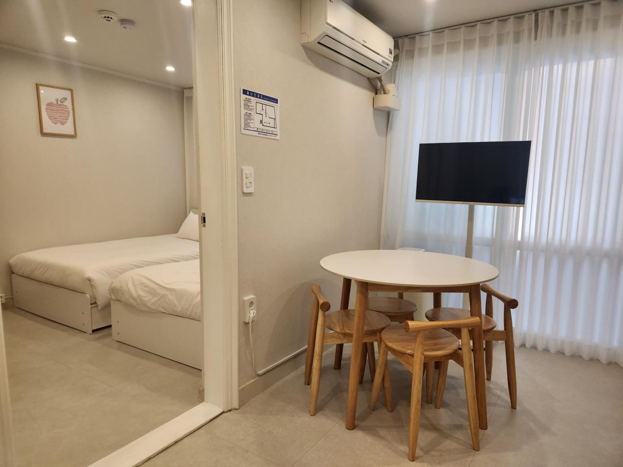 5-minute Walk From Hongdae Station, Hotel-style Bedding, 2 Rooms, Washer Dryer 서울특별시