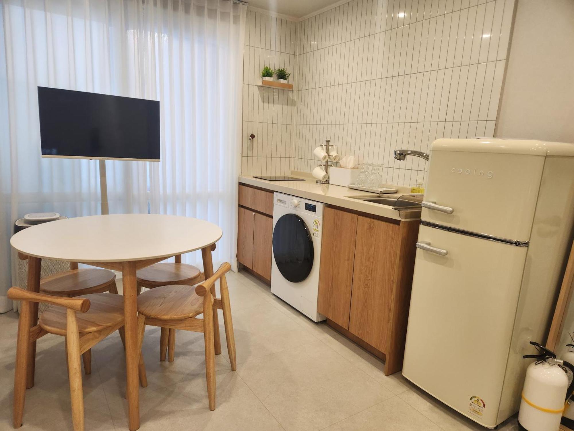 5-minute Walk From Hongdae Station, Hotel-style Bedding, 2 Rooms, Washer Dryer 아파트 *