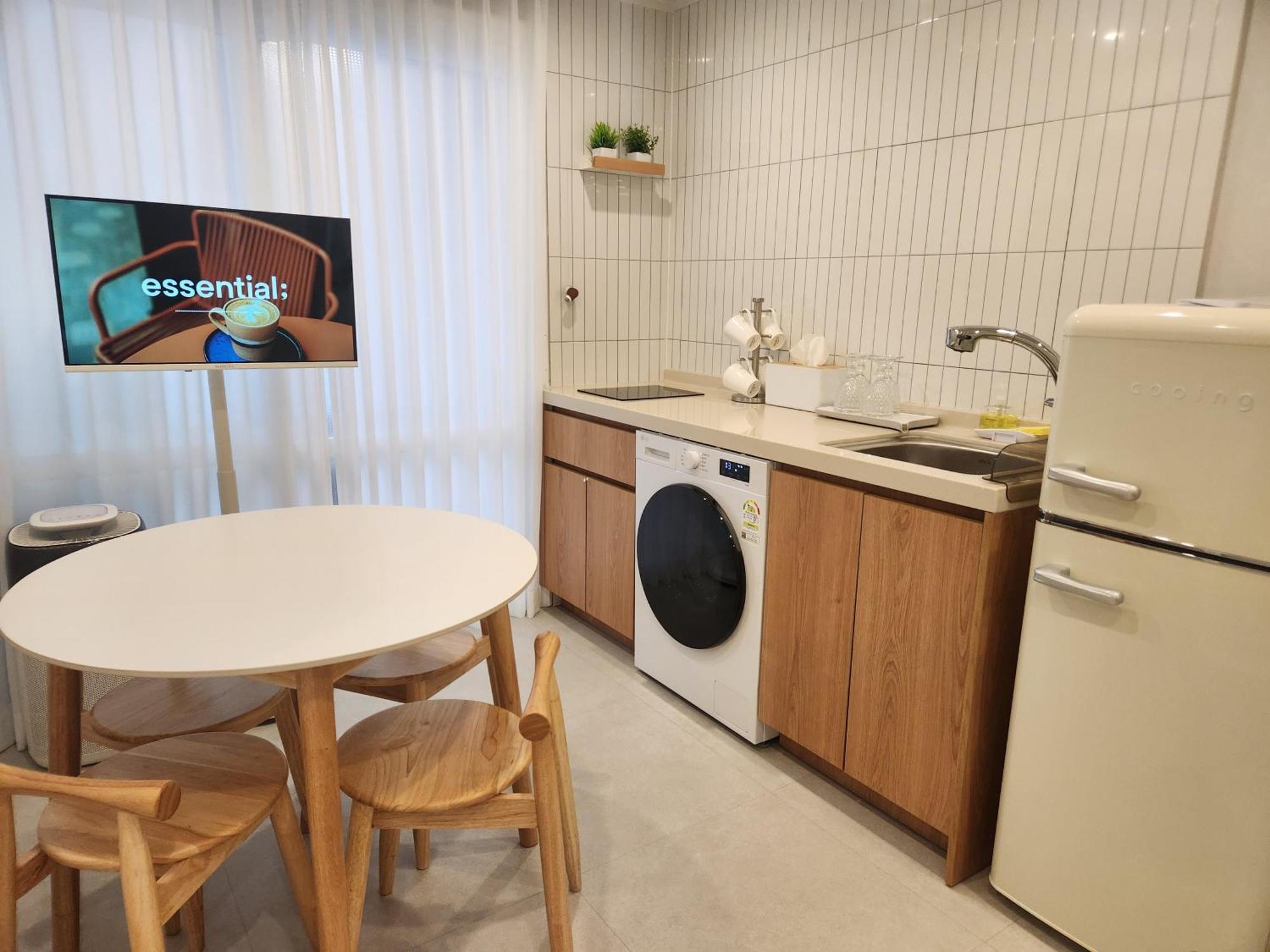 5-minute Walk From Hongdae Station, Hotel-style Bedding, 2 Rooms, Washer Dryer * 서울특별시